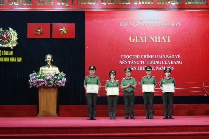 Lãnh đạo Học viện ANND trao thưởng cho các tác giả, nhóm tác giả đạt giải Nhất.