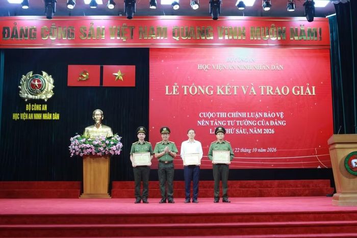 Thừa ủy quyền của lãnh đạo Bộ Công an, Thiếu tướng Nguyễn Văn Thiết, Phó Giám đốc Học viện ANND trao Bằng khen của Bộ trưởng Bộ Công an cho các cá nhân có thành tích đột xuất.