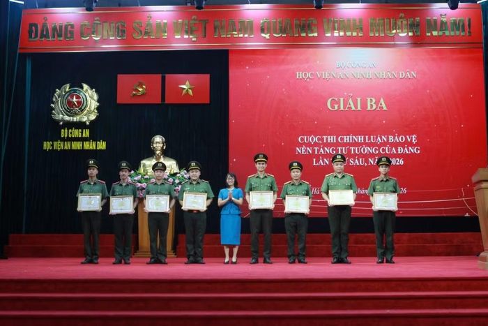 Chánh Văn phòng Ban Chỉ đạo 35 Học viện Chính trị Quốc gia Hồ Chí Minh Lê Thị Chiên trao thưởng cho các tác giả đạt giải Nhì và giải Ba.