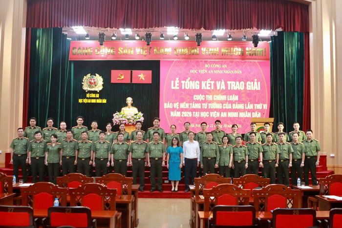 Các đại biểu chụp ảnh lưu niệm tại buổi lễ.