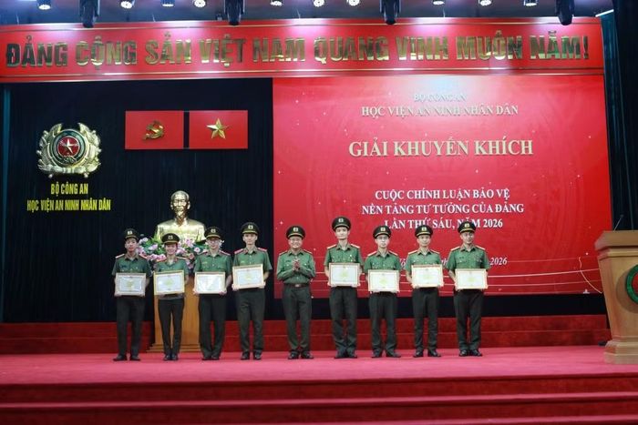Ban tổ chức trao thưởng cho các tác giả đạt giải Khuyến khích.