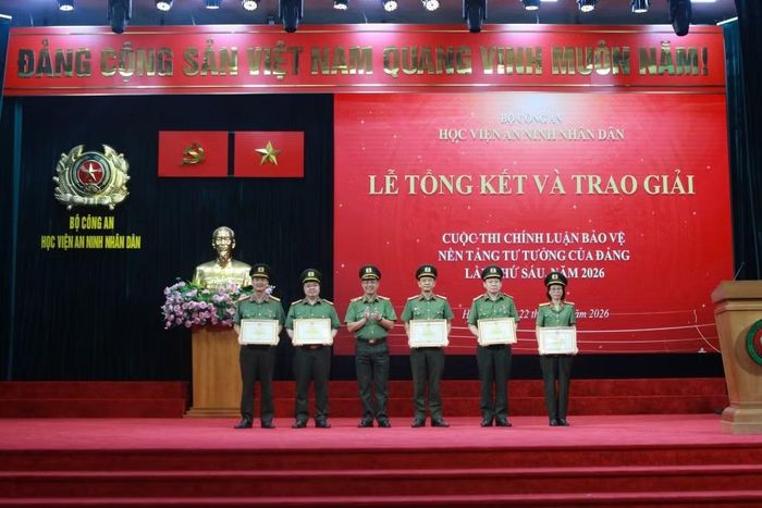Thiếu tướng Nguyễn Văn Thiết tặng Giấy khen của Giám đốc Học viện ANND cho các tập thể có nhiều đóng góp trong việc tổ chức cuộc thi.