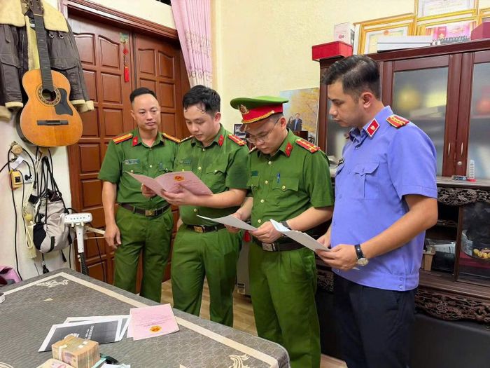 Cơ quan điều tra khám xét thu giữ Giấy chứng nhận quyền sử dụng đất và tiền mặt trong vụ án.