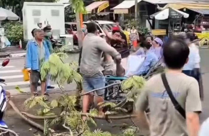 Dù nhanh chóng được đưa đi cấp cứu nhưng nạn nhân không qua khỏi (hình cắt từ clip).