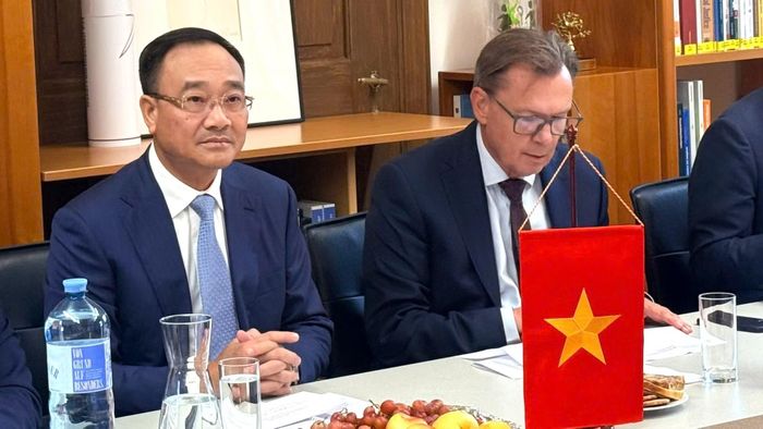 Thứ trưởng Phạm Thế Tùng và ông Norbert Darabos tại buổi làm việc.