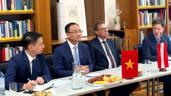 Thứ trưởng Phạm Thế Tùng và ông Norbert Darabos lắng nghe những ý kiến thảo luận tại buổi làm việc.