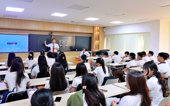Trường Đại học Ngân hàng Thành phố Hồ Chí Minh có chính sách học phí ổn định, chính sách học bổng toàn diện. 