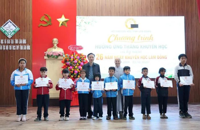 Phó Trưởng Ban Tuyên giáo Tỉnh ủy Lâm Đồng Trần Đình Ninh, Ni sư Thích nữ Hạnh Nhẫn, Phó Phân ban Quản lý các cơ sở từ thiện Trung ương, Ủy viên Ban trị sự Tỉnh, Chánh Thư ký Phân ban Ni giới tỉnh Lâm Đồng trao học bổng cho các em học sinh.