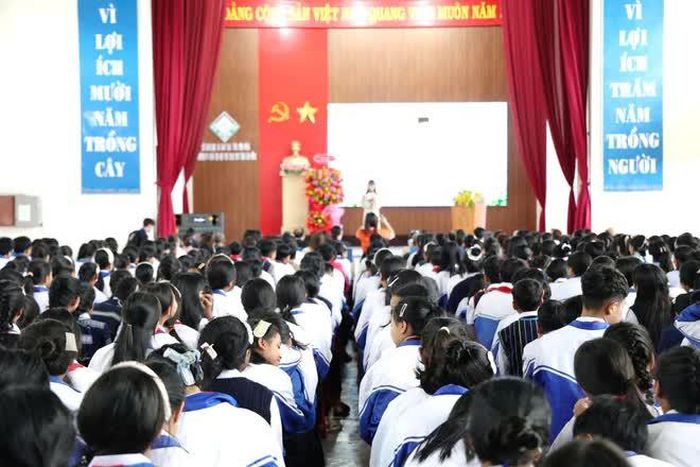 Các đại biểu, học sinh tham dự Chương trình Hưởng ứng "Tháng Khuyến học" và chào mừng kỷ niệm 26 năm Ngày thành lập Hội Khuyến học tỉnh Lâm Đồng.