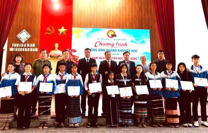 Ban Tổ chức chương trình cùng đại diện lãnh đạo Ủy ban Mặt trận Tổ quốc Việt Nam tỉnh Lâm Đồng, Hội Khuyến học tỉnh, Ban Tuyên giáo Tỉnh ủy, nhà hảo tâm trao tặng 50 suất học bổng cho các em học sinh có hoàn cảnh khó khăn, vươn lên trong học tập