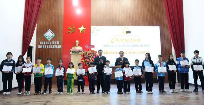 Phó Chủ tịch Ủy ban Mặt trận Tổ quốc Việt Nam tỉnh Lâm Đồng Phạm Văn Đức, Phó Chủ tịch thường trực Hội Khuyến học tỉnh Lâm Đồng Đỗ Hoàng Tuấn trao học bổng cho các em học sinh.