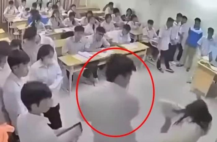 Nam sinh có hành vi đánh cô giáo trong lớp học. (Ảnh chụp màn hình)