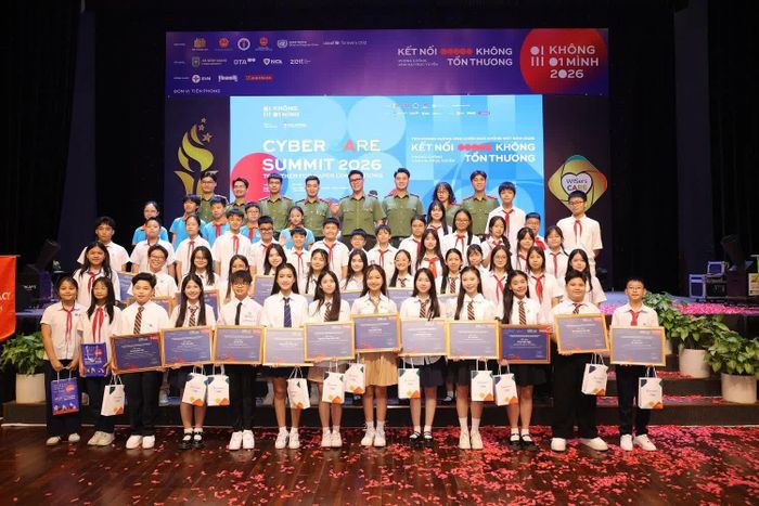 Tập thể Đại sứ An toàn số Học đường từ nhiều trường học tại Hà Nội nhận giấy khen từ Trường Phổ thông Liên cấp Song ngữ Quốc tế Wellspring Hanoi và chụp ảnh kỷ niệm cùng cán bộ từ Cục An ninh mạng, Bộ Công an sau khi kết thúc diễn đàn Cyber Care Summit