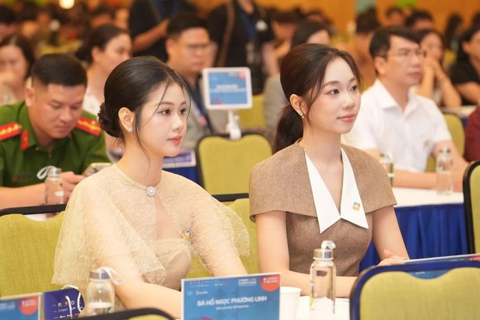 Chị Hồ Ngọc Phương Linh, Top 5 Hoa hậu Việt Nam 2024 và chị Phạm Thùy Dương, Đại sứ Du lịch và Môi trường - Top 5 Hoa hậu Việt Nam 2024, tại diễn đàn Cyber Care Summit 2026