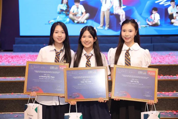 Đại sứ An toàn số Học đường từ Trường THPT Việt Đức, Trường THCS Cầu Giấy A và Trường THCS Nghĩa Tân nhận giấy khen từ Trường Phổ thông Liên cấp Song ngữ Quốc tế Wellspring Hanoi nhờ những đóng góp trong hoạt động lan tỏa thông điệp “Kết nối không tổn thương” của Chiến dịch “Không một mình 2026”