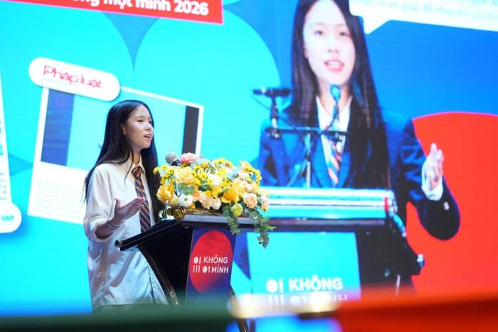 Em Nguyễn Phạm Hiền Minh, học sinh lớp 11AP, Đại sứ An toàn số Học đường của Trường Phổ thông Liên cấp Song ngữ Quốc tế Wellspring Hanoi, đại diện đội ngũ Đại sứ An toàn số Học đường của Hà Nội phát biểu tại Diễn đàn Cyber Care Summit 2026
