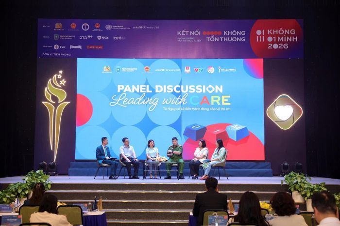 Các chuyên gia, nhà quản lý từ bộ, ban, ngành chia sẻ những rủi ro mà trẻ em phải đối mặt trên không gian mạng cùng những giải pháp thiết thực trong phần tọa đàm “Leading with Care”