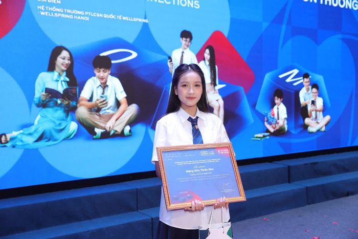 Đại sứ An toàn số Học đường Đặng Kim Thiên Kim, Trường THCS Lê Ngọc Hân, nhận giấy khen từ Trường Phổ thông Liên cấp Song ngữ Quốc tế Wellspring Hanoi nhờ những đóng góp trong hoạt động lan tỏa thông điệp “Kết nối không tổn thương” của Chiến dịch “Không một mình 2026”