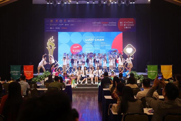Học sinh Trường Wellspring Hanoi cùng tập thể Đại sứ An toàn số Học đường trình diễn bài hát chủ đề Chiến dịch Không một mình 2026 - “Lướt chạm” do Nhạc sĩ Bùi Công Nam sáng tác