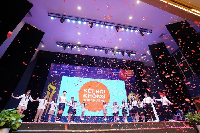 Tập thể Đại sứ An toàn số Học đường từ các trường học tại Hà Nội cùng thực hiện nghi thức tạo điểm chạm kết nối, thay cho lời cam kết chung tay hành động mang đến không gian mạng an toàn cho trẻ em.