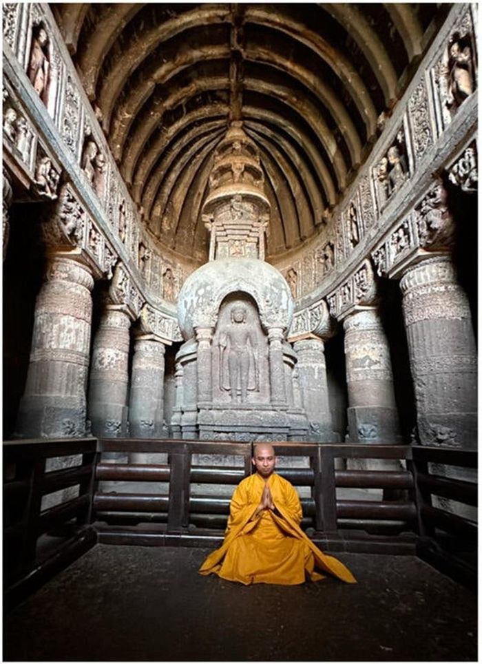 Quang cảnh Bảo tháp stūpa với một nhà sư Phật giáo trong điện thờ caitya, Hang 19, Ajanta, Maharashtra, khoảng thế kỷ V. Ảnh tác giả chụp ngày 08/03/2024.