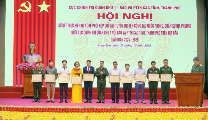 Lãnh đạo Quân khu 1 trao bằng khen cho các tập thể và cá nhân có thành tích xuất sắc trong công tác phối hợp chỉ đạo tuyên truyền công tác quốc phòng - quân sự địa phương giai đoạn 2024 - 2026.