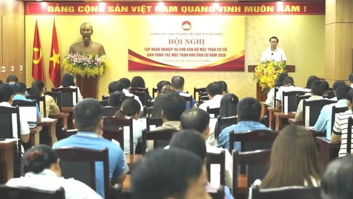Phó Chủ tịch Thường trực Ủy ban MTTQ tỉnh Vũ Khắc Quang phát biểu tại hội nghị.