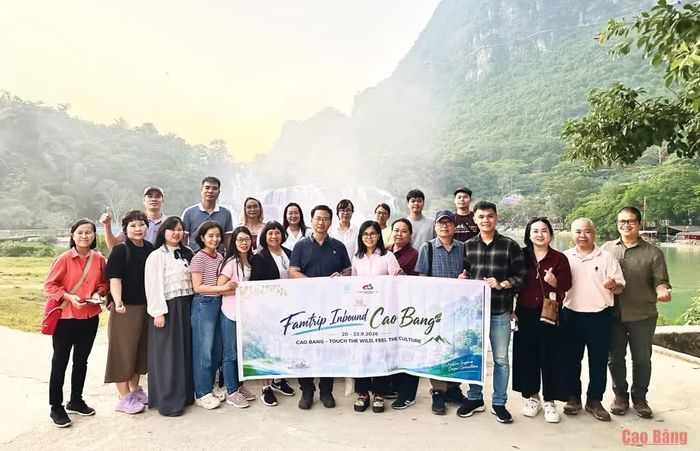 Đoàn Famtrip khảo sát thác Bản Giốc - một trong những điểm đến tiêu biểu trên hành trình.