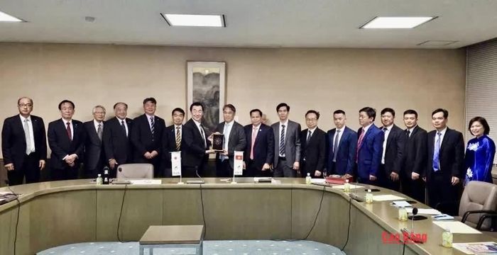 Ông Ikuo Kubota, Thị trưởng thành phố Itoigawa tặng quà lưu niệm cho đoàn công tác tỉnh Cao Bằng.