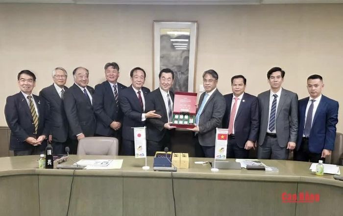 Đồng chí Phan Thăng An, Bí thư Tỉnh ủy, Chủ tịch HĐND tỉnh tặng quà lưu niệm cho ông Ikuo Kubota.