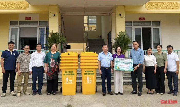 Hiệp hội Du lịch tỉnh trao tặng thùng rác chuyên dụng cho xã Đình Phong.