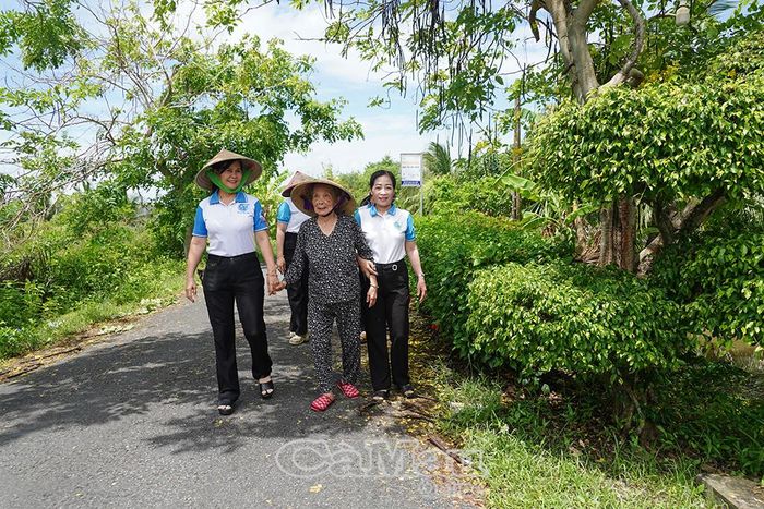 Bà Từ Thị Xinh đồng hành cùng Chi hội Phụ nữ ấp Tân Quảng Tây tham quan mô hình "Sáng - xanh - sạch" do Hội Liên hiệp Phụ nữ xã Cái Đôi Vàm phát động.