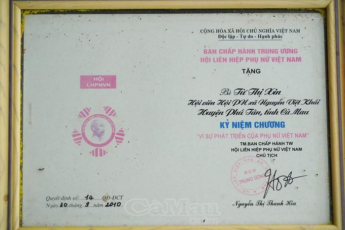 Bà Từ Thị Xinh (ấp Tân Quảng Tây, xã Cái Đôi Vàm) vinh dự nhận Huân chương Kháng chiến hạng Nhì vào năm 2011 và Kỷ niệm chương "Vì sự phát triển của Phụ nữ Việt Nam" vào năm 2010.