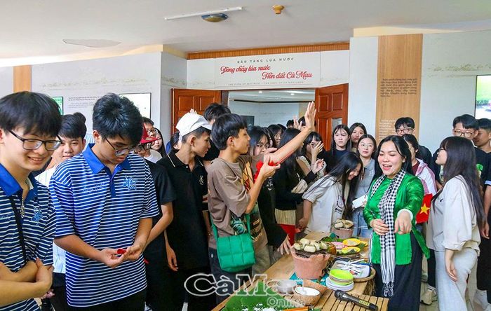Các em thích thú khi lần đầu được trải nghiệm làm bánh dân gian và trồng lúa.