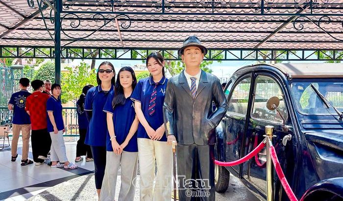 Các em học sinh tham quan, chụp ảnh tại Khu Du lịch Nhà Công tử Bạc Liêu.