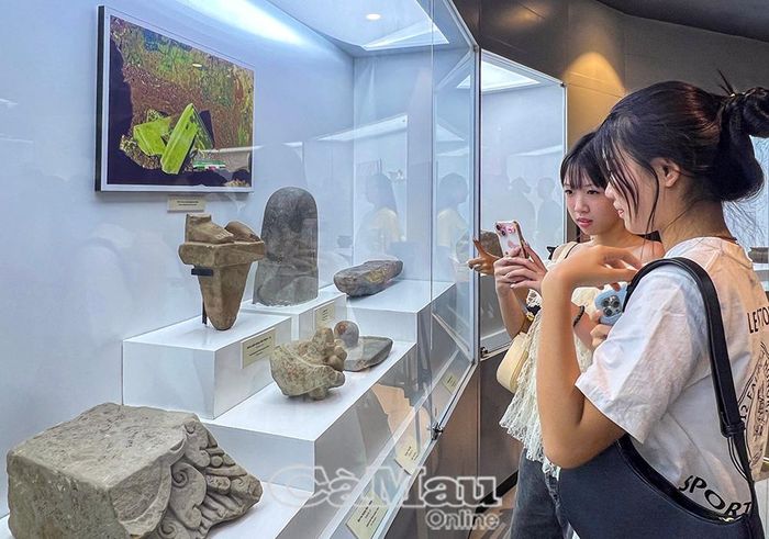 Những hiện vật về văn hoá Óc-Eo thu hút sự hiếu kỳ của các bạn trẻ.
