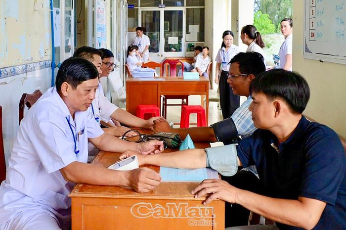 Người dân xã Ðịnh Thành được khám sức khoẻ miễn phí tại Trạm Y tế xã.