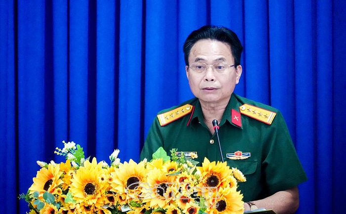 Đại tá Lý Văn Giúp, Phó Chỉ huy trưởng Bộ Chỉ huy Quân sự tỉnh Cà Mau, phát biểu khai mạc diễn tập.