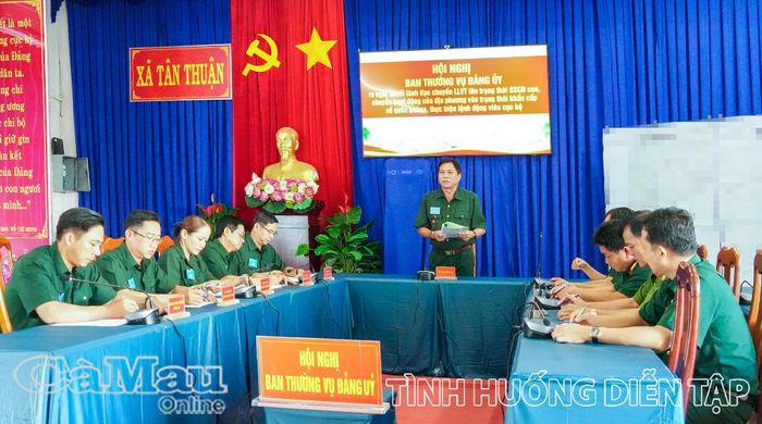 Đồng chí Phạm Thanh Phong, Bí thư Đảng uỷ, Chủ tịch HĐND xã Tân Thuận, chủ trì hội nghị Ban Thường vụ Đảng uỷ, ra nghị quyết lãnh đạo chuyển lực lượng vũ trang lên trạng thái sẵn sàng chiến đấu cao, chuyển hoạt động của địa phương vào trạng thái khẩn cấp về quốc phòng và thực hiện lệnh động viên cục bộ.