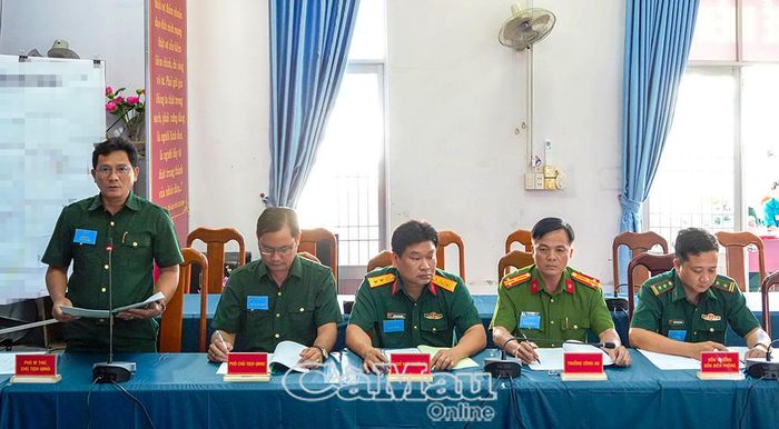 Đồng chí Phan Minh Khoẻ, Phó Bí thư Đảng uỷ, Chủ tịch UBND xã Tân Thuận, công bố quyết định của Chủ tịch UBND tỉnh về việc chuyển lực lượng vũ trang lên trạng thái sẵn sàng chiến đấu cao.