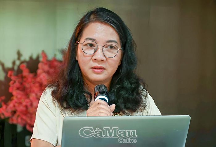 Nhà báo Nguyễn Thị Lâm Anh, Phó Giám đốc Báo và phát thanh, truyền hình Cà Mau, trao đổi với đội ngũ cộng tác viên về những yêu cầu đối với tác phẩm báo chí và việc ứng dụng AI trong hoạt động báo chí hiện nay.