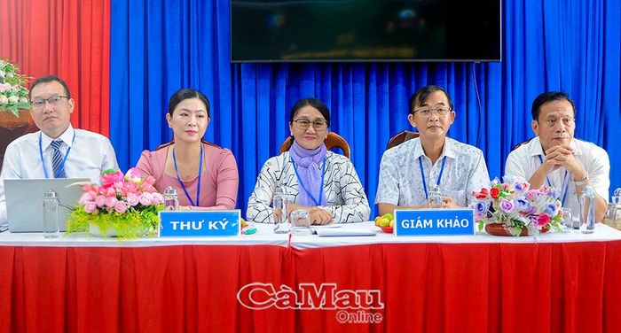 Hội đồng Giám khảo hội thi gồm các nghệ sĩ, nhạc sĩ giàu kinh nghiệm; trong đó có nhạc sĩ Nguyễn Xuân Linh Quốc, Chi hội trưởng Chi hội Âm nhạc Cà Mau, Chủ tịch Hội đồng Giám khảo.