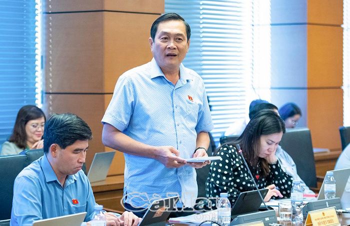 Thiếu tướng Hồ Việt Triều, Uỷ viên Ban Thường vụ Tỉnh uỷ, Giám đốc Công an tỉnh Cà Mau, Uỷ viên Uỷ ban Quốc phòng, An ninh và Đối ngoại của Quốc hội đề nghị đa dạng hoá loại hình nhà ở xã hội theo điều kiện địa phương, bảo đảm quyền lợi người mua nhà và quy định rõ trách nhiệm phòng cháy, chữa cháy tại chung cư.
