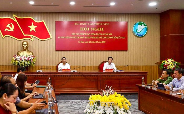 Thạc sĩ Dương Văn Thạnh, Tỉnh uỷ viên, Hiệu trưởng Trường Chính trị tỉnh Cà Mau (bên phải) và đồng chí Nguyễn Nam Phong, Phó Trưởng ban Tuyên giáo Tỉnh uỷ, chủ trì hội nghị tại điểm cầu Cà Mau.