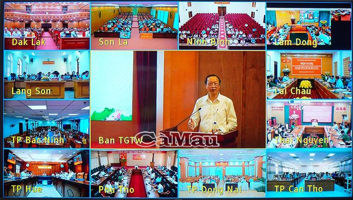 Đồng chí Phạm Ngọc Thưởng, Thứ trưởng Thường trực Bộ Giáo dục và Đào tạo, thông tin về định hướng hoàn thiện chương trình giáo dục phổ thông, xây dựng bộ sách giáo khoa mới. (Ảnh chụp màn hình).