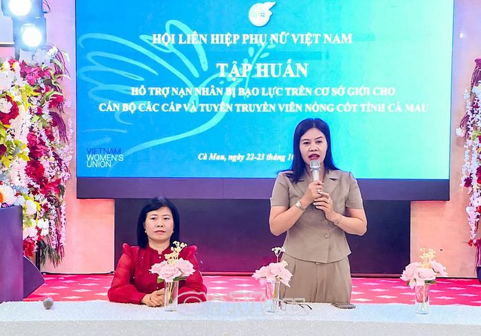 Bà Tô Thị Mỹ Thuận, Phó Chủ tịch Thường trực Hội LHPN tỉnh Cà Mau, phát biểu tại buổi khai giảng.