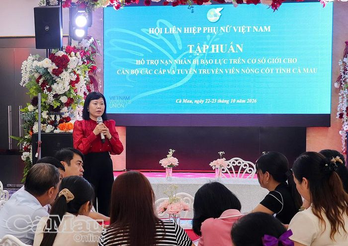 Bà Phạm Thị Thanh Dung, Ban Công tác Phụ nữ Trung ương Hội LHPN Việt Nam, triển khai chuyên đề về giới, bình đẳng giới, các hình thức, thực trạng bạo lực trên cơ sở giới và quy định pháp luật liên quan.