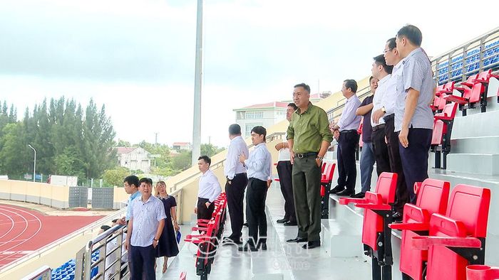 Đoàn công tác khảo sát khán đài có sức chứa 4.000 chỗ ngồi tại sân vận động trung tâm của Khu Liên hợp Thể dục thể thao tỉnh Cà Mau.