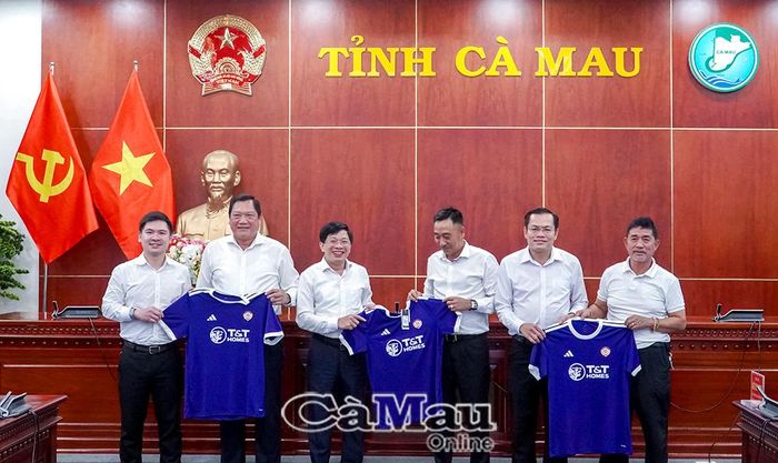 Lãnh đạo Tập đoàn T&T trao quà lưu niệm, tặng đồng chí Đặng Văn Dũng, Uỷ viên Ban Chấp hành Trung ương Đảng, Phó Bí thư Thường trực Tỉnh uỷ; Phó Chủ tịch Thường trực UBND tỉnh Lâm Văn Bi và Phó Chủ tịch UBND tỉnh Ngô Vũ Thăng.