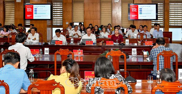 Đại diện lãnh đạo các sở, ban, ngành, Uỷ ban Mặt trận Tổ quốc Việt Nam tỉnh và các tổ chức chính trị - xã hội tỉnh Cà Mau tham dự hội nghị tại điểm cầu tỉnh Cà Mau.